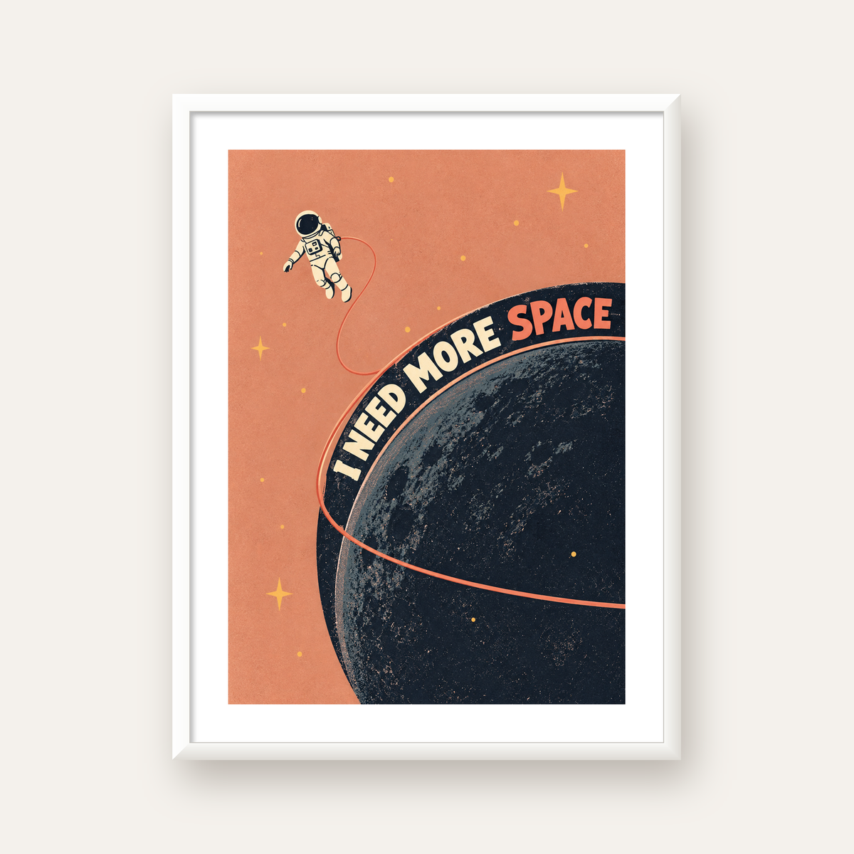 Retro Astronot Poster – Mizahi 'I NEED MORE SPACE' Tasarımı — beyaz çerçeveli dikey poster