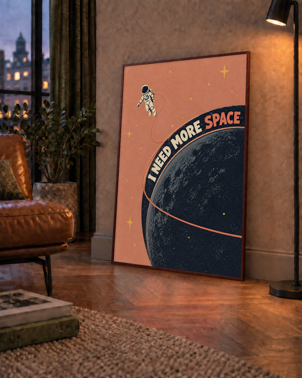 Retro Astronot Poster – Mizahi 'I NEED MORE SPACE' Tasarımı — çerçeveli hâliyle bir ev duvarında