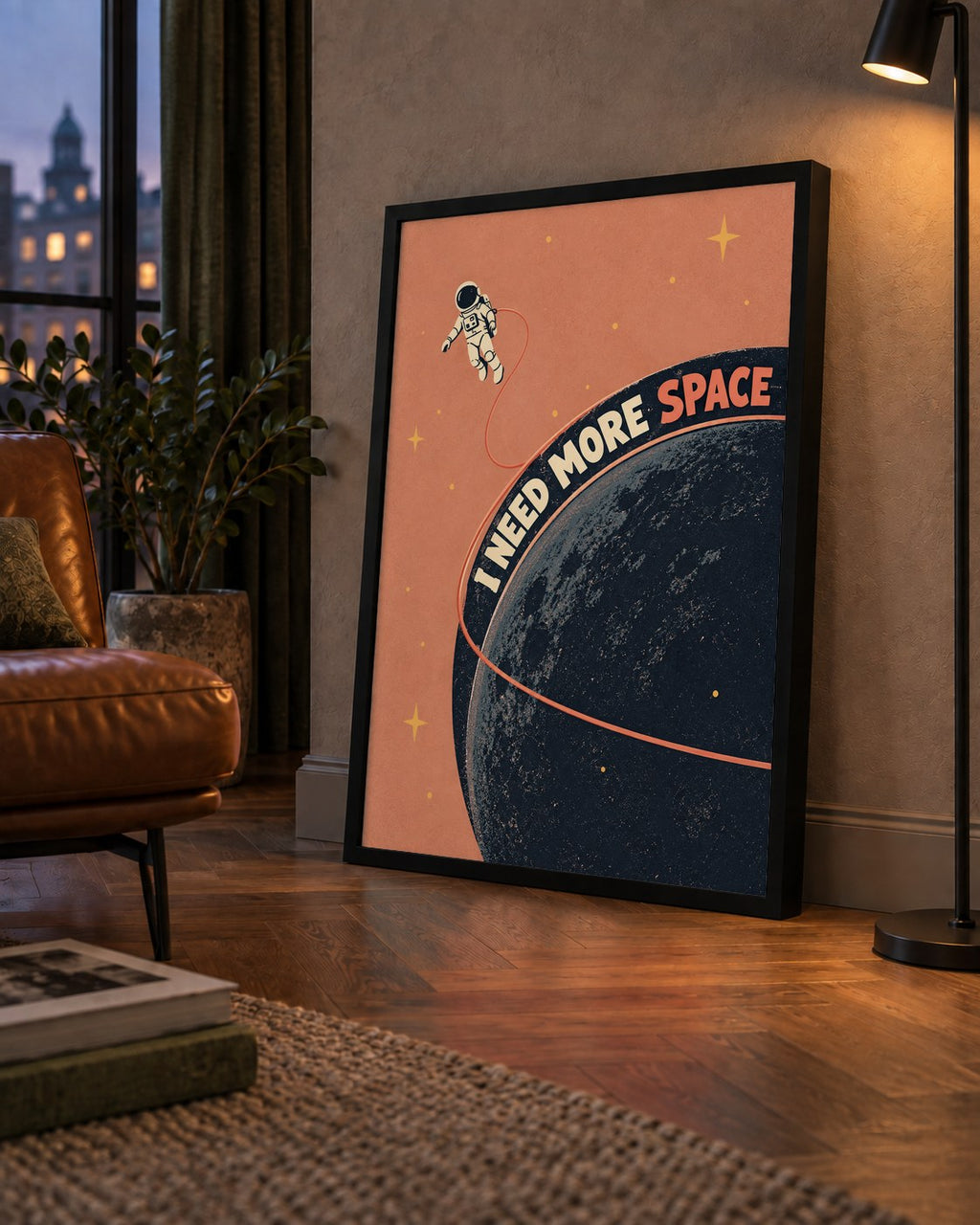 Retro Astronot Poster – Mizahi 'I NEED MORE SPACE' Tasarımı — çerçeveli hâliyle bir ev duvarında