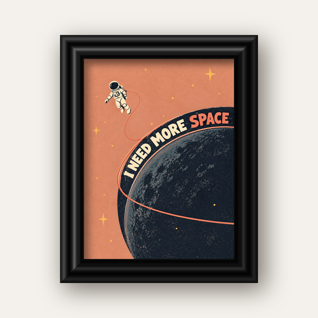 Retro Astronot Poster – Mizahi 'I NEED MORE SPACE' Tasarımı — siyah galeri çerçeveli