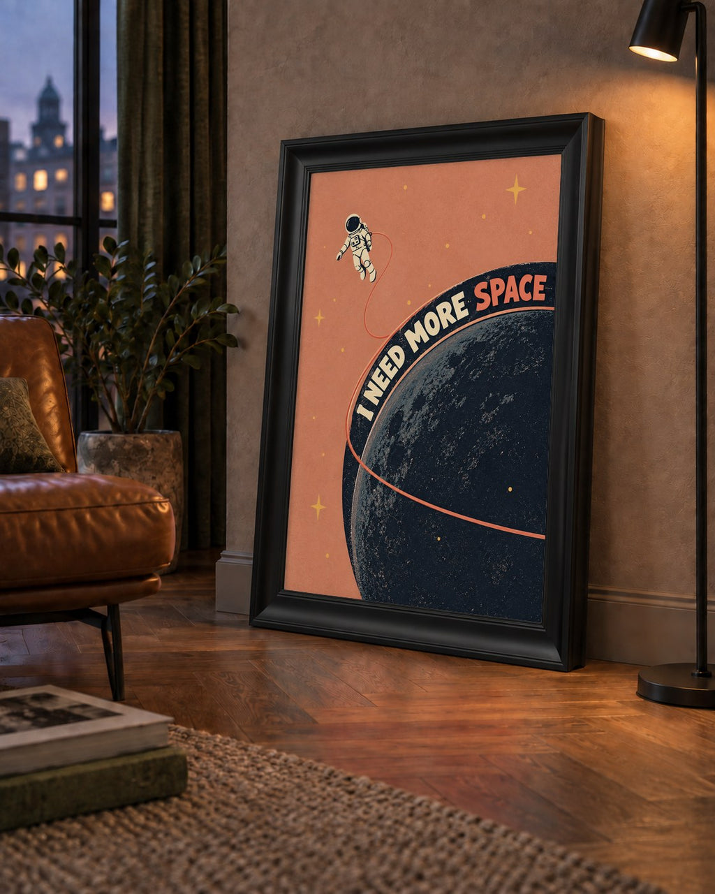 Retro Astronot Poster – Mizahi 'I NEED MORE SPACE' Tasarımı — çerçeveli hâliyle bir ev duvarında
