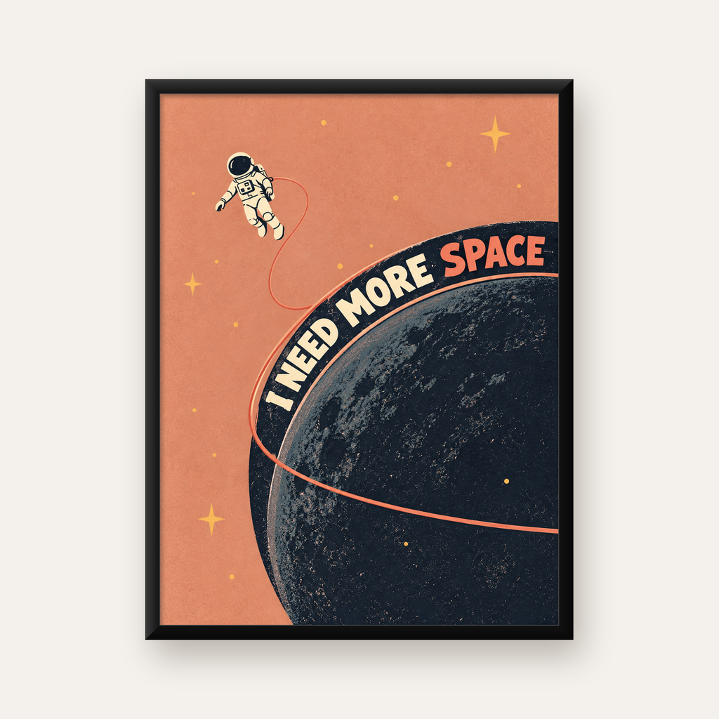 Retro Astronot Poster – Mizahi 'I NEED MORE SPACE' Tasarımı — Dikey baskı, düz siyah çerçeveli duvar posteri