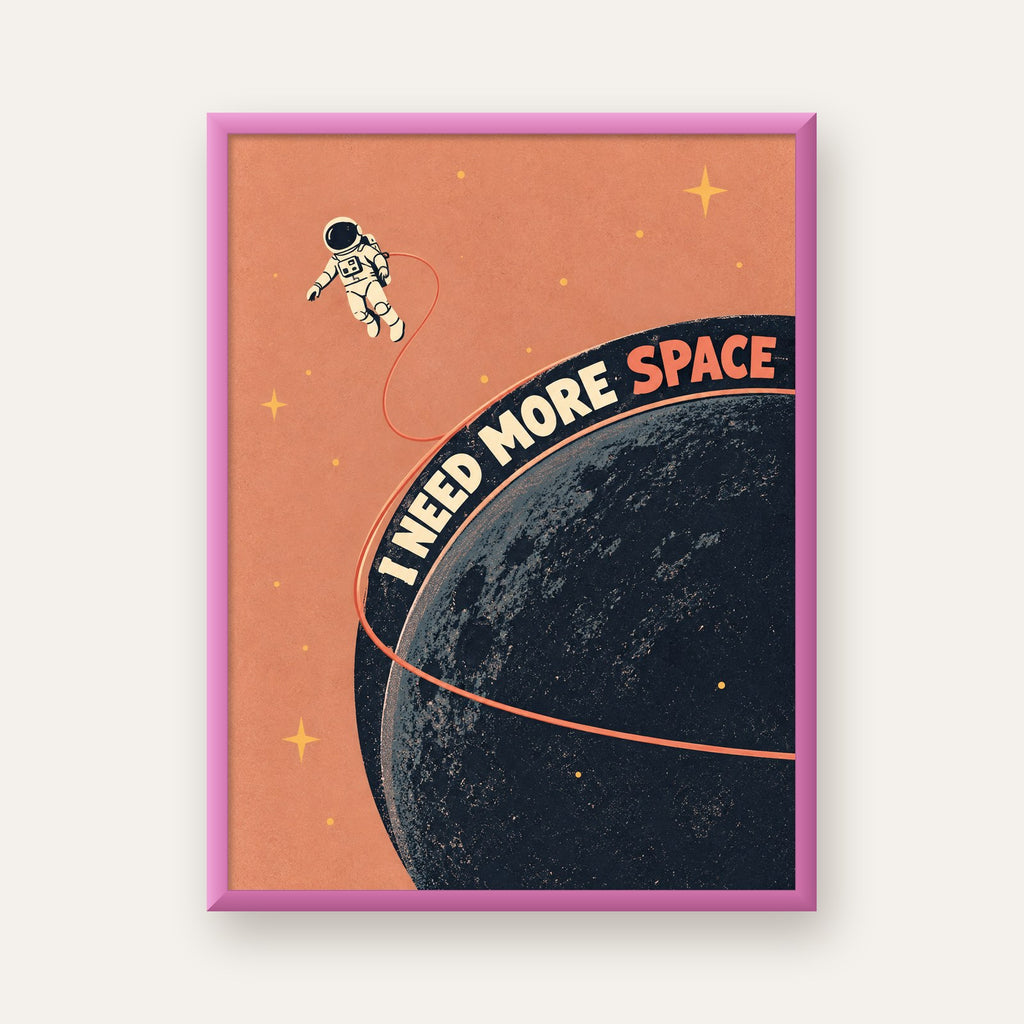 Retro Astronot Poster – Mizahi 'I NEED MORE SPACE' Tasarımı — pembe çerçeveli