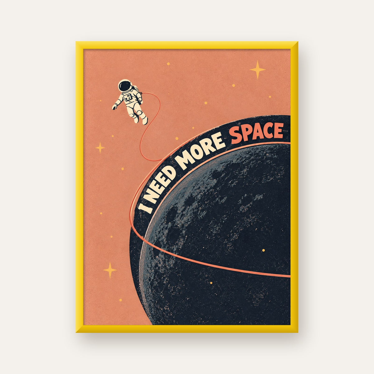 Retro Astronot Poster – Mizahi 'I NEED MORE SPACE' Tasarımı — sarı çerçeveli