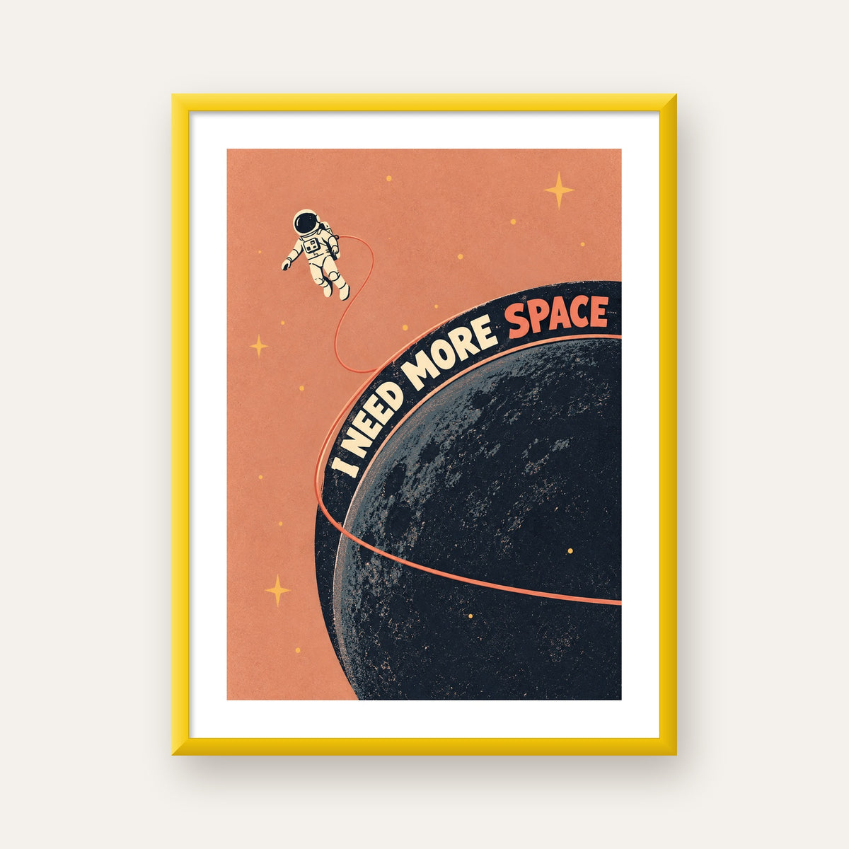 Retro Astronot Poster – Mizahi 'I NEED MORE SPACE' Tasarımı — sarı çerçeveli paspartulu