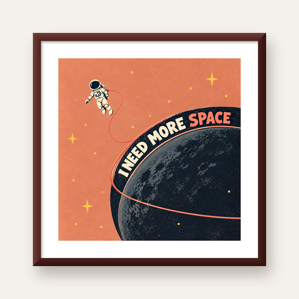 Retro Astronot Poster – Mizahi 'I NEED MORE SPACE' Tasarımı — ceviz çerçeveli paspartulu