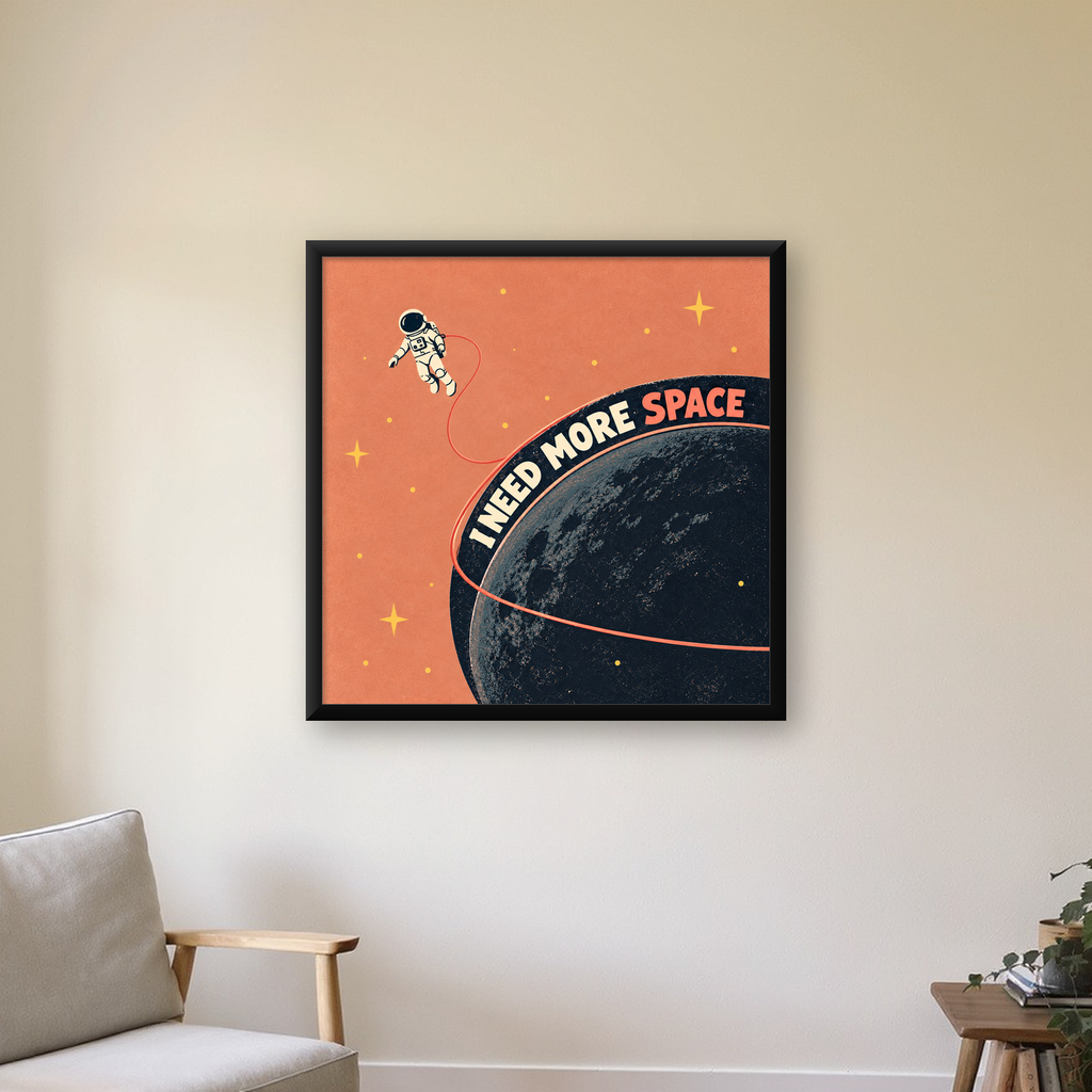Retro Astronot Poster – Mizahi 'I NEED MORE SPACE' Tasarımı — Kare baskı, çerçeveli hâliyle bir ev duvarında
