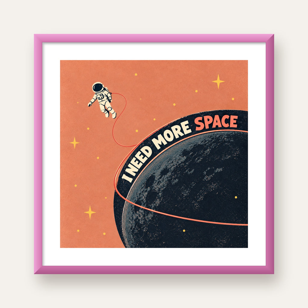 Retro Astronot Poster – Mizahi 'I NEED MORE SPACE' Tasarımı — pembe çerçeveli paspartulu