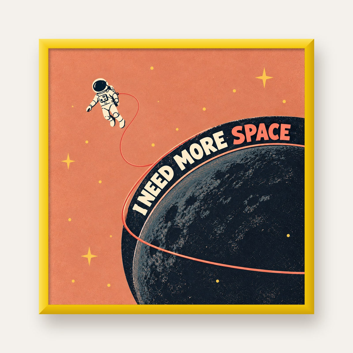 Retro Astronot Poster – Mizahi 'I NEED MORE SPACE' Tasarımı — sarı çerçeveli