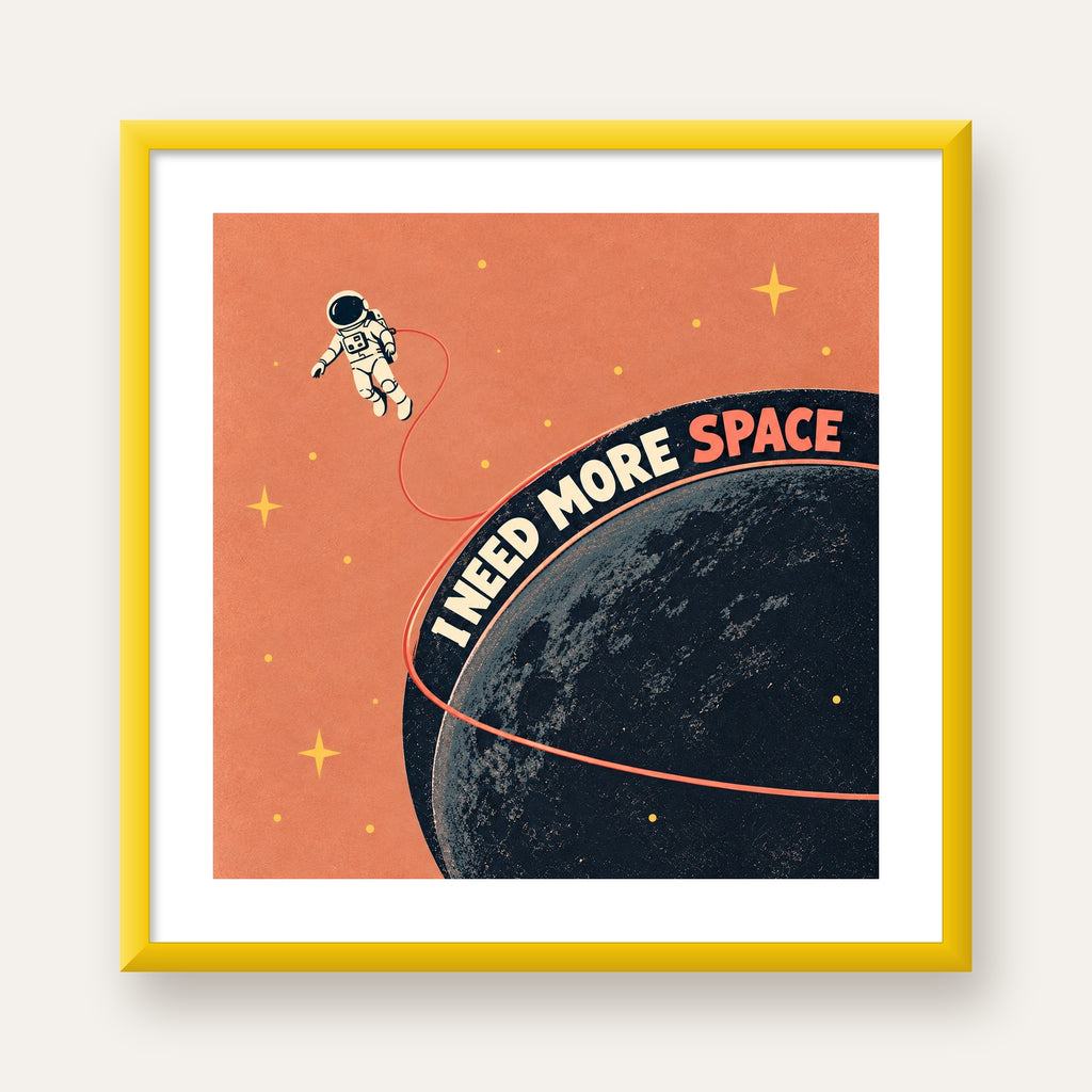 Retro Astronot Poster – Mizahi 'I NEED MORE SPACE' Tasarımı — sarı çerçeveli paspartulu