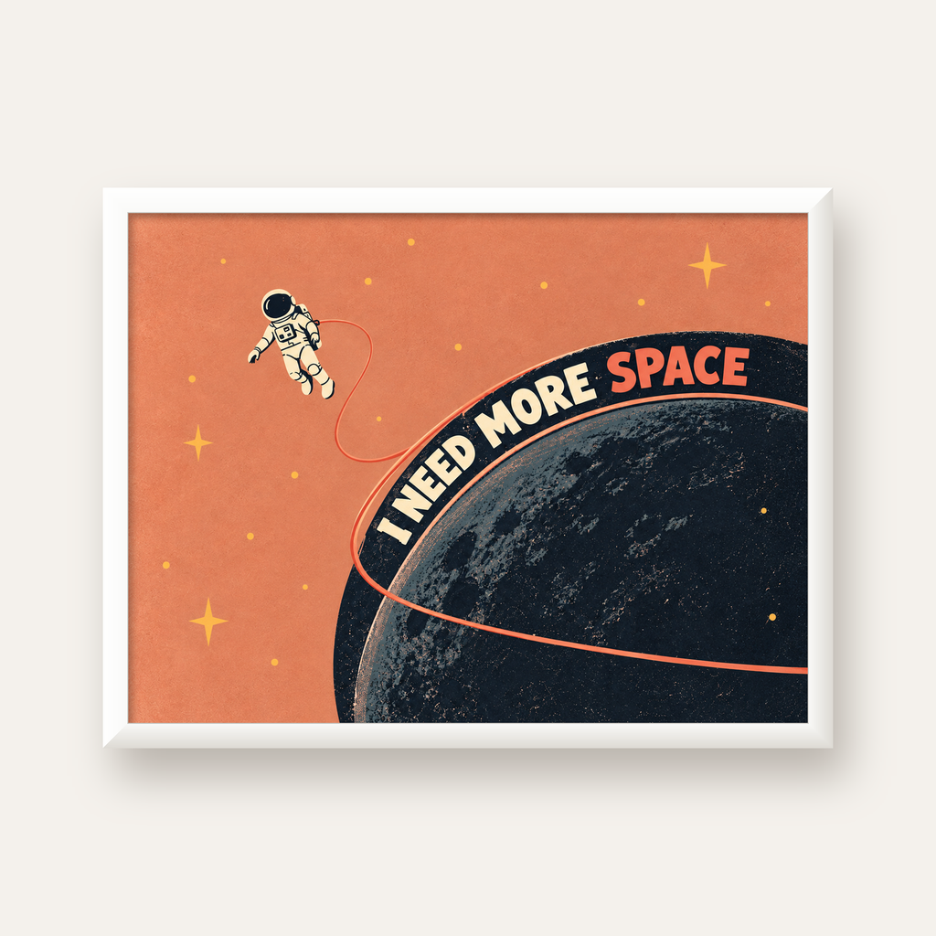 Retro Astronot Poster – Mizahi 'I NEED MORE SPACE' Tasarımı — beyaz çerçeveli yatay poster