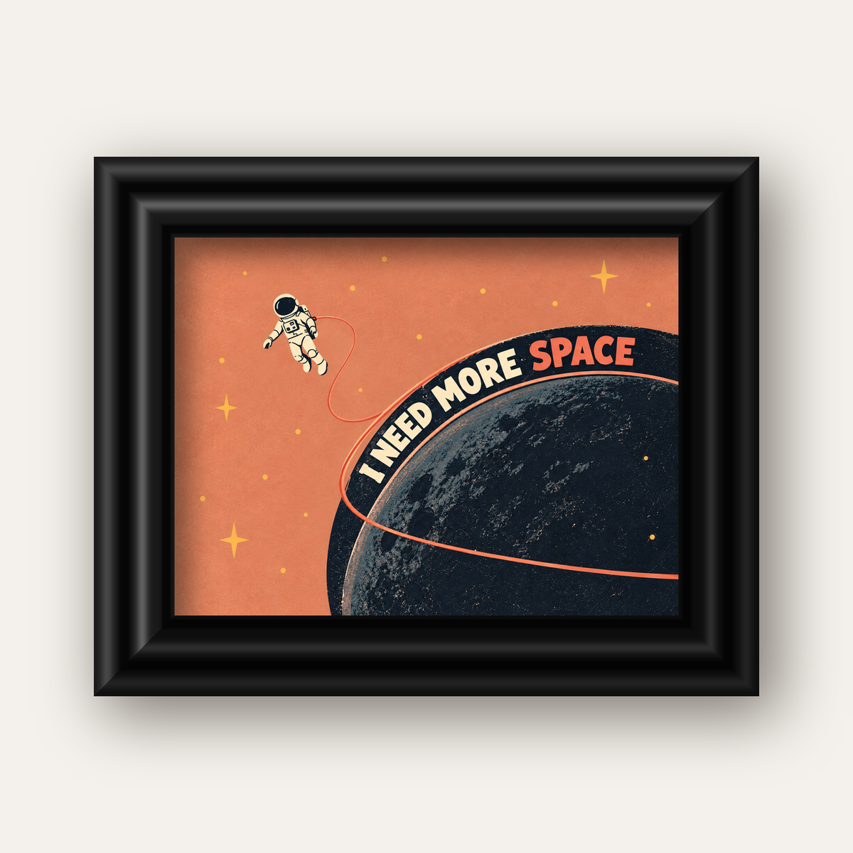 Retro Astronot Poster – Mizahi 'I NEED MORE SPACE' Tasarımı — siyah galeri çerçeveli