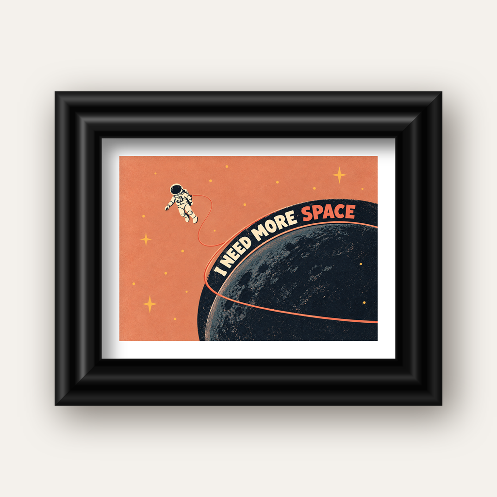 Retro Astronot Poster – Mizahi 'I NEED MORE SPACE' Tasarımı — siyah galeri çerçeveli paspartulu