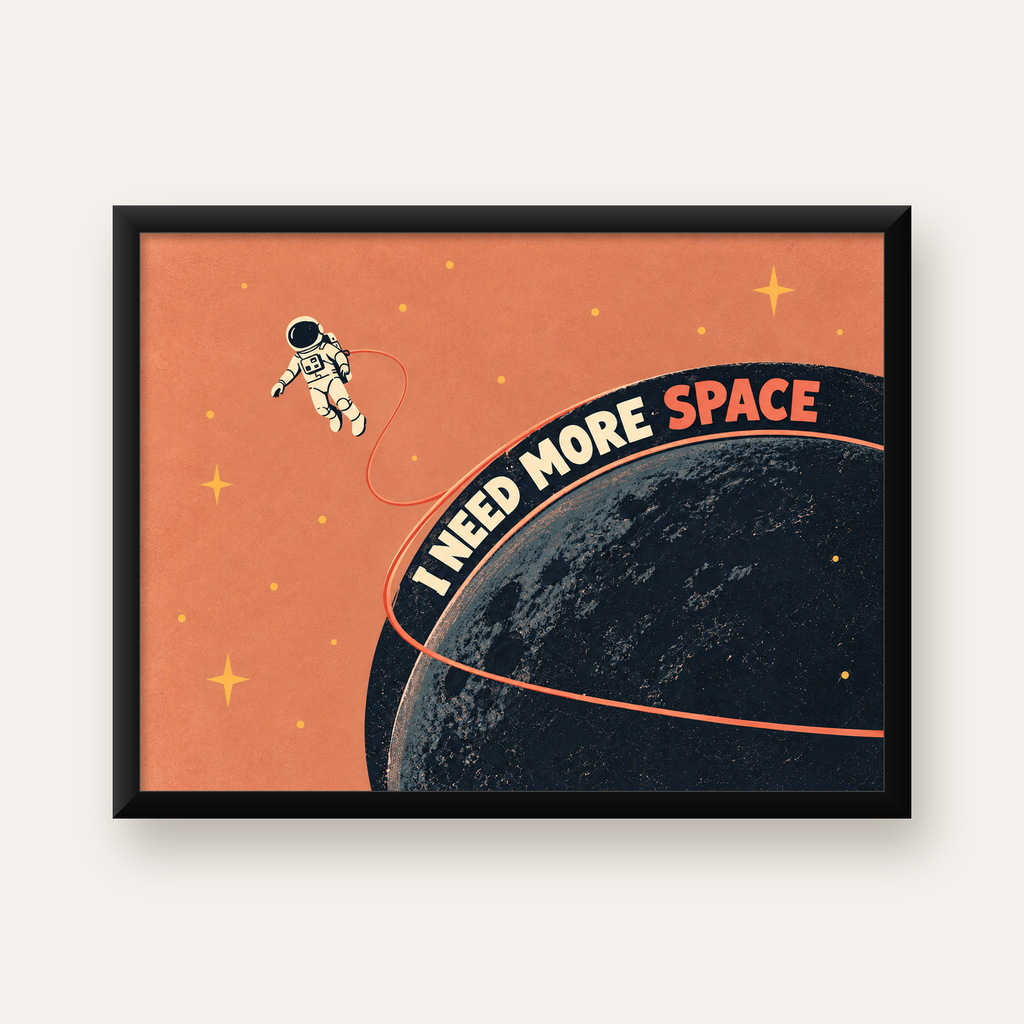 Retro Astronot Poster – Mizahi 'I NEED MORE SPACE' Tasarımı — Yatay baskı, düz siyah çerçeveli duvar posteri