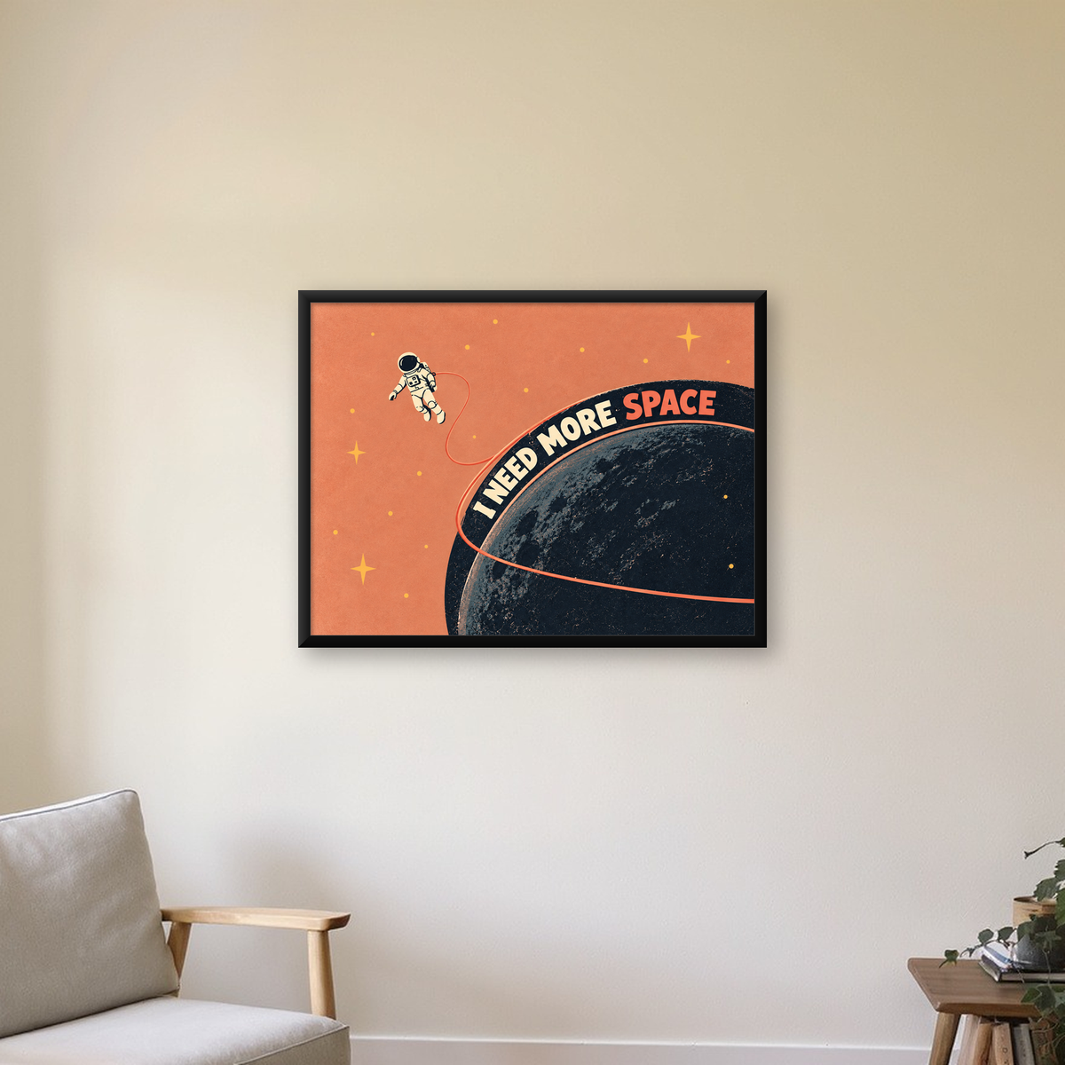 Retro Astronot Poster – Mizahi 'I NEED MORE SPACE' Tasarımı — Yatay baskı, çerçeveli hâliyle bir ev duvarında