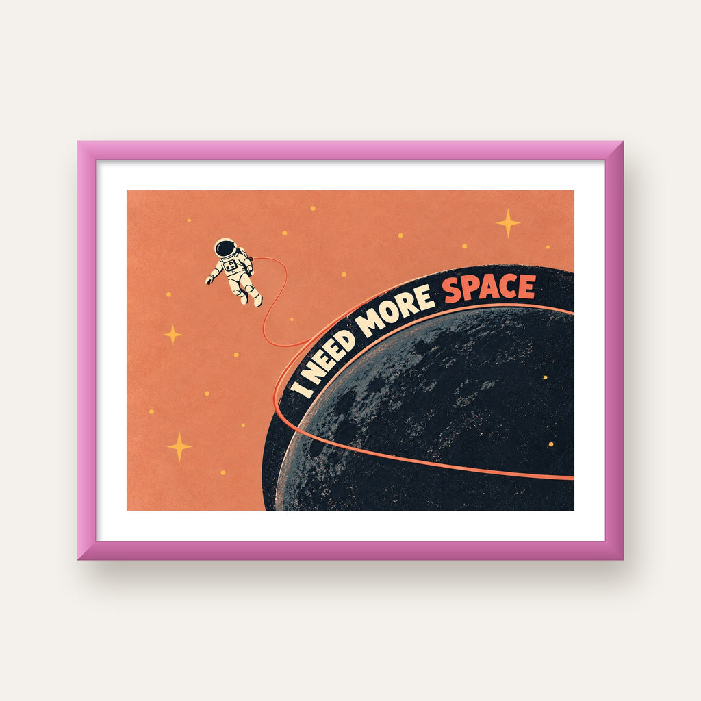Retro Astronot Poster – Mizahi 'I NEED MORE SPACE' Tasarımı — pembe çerçeveli paspartulu