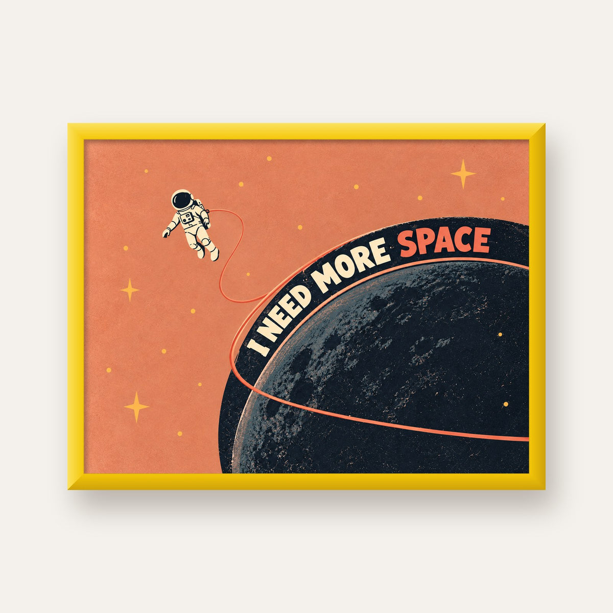 Retro Astronot Poster – Mizahi 'I NEED MORE SPACE' Tasarımı — sarı çerçeveli
