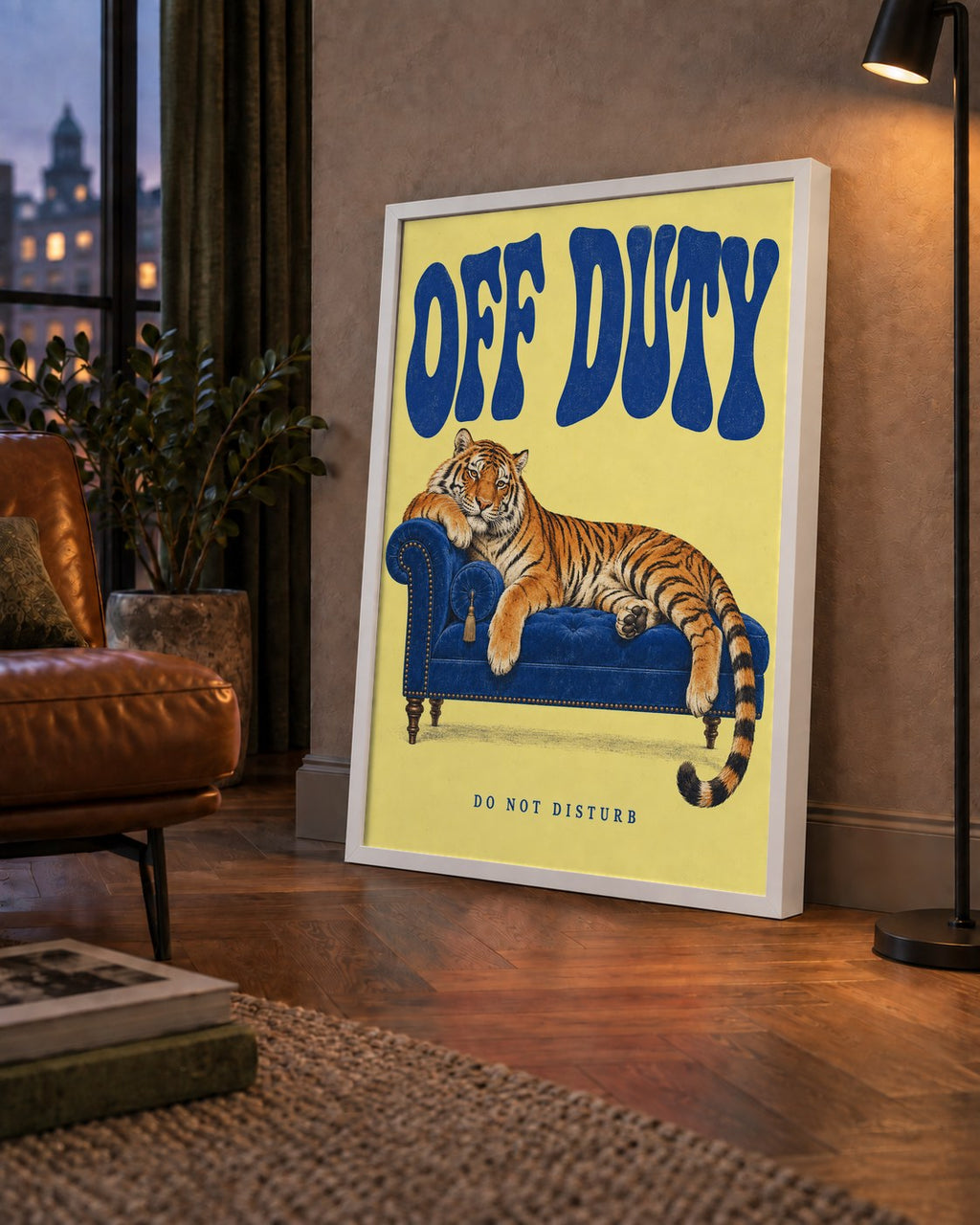 Off Duty Dinlenen Kaplan İllüstrasyonlu Poster — çerçeveli hâliyle bir ev duvarında