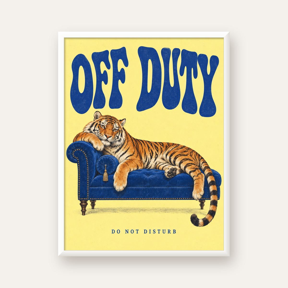 Off Duty Dinlenen Kaplan İllüstrasyonlu Poster — beyaz çerçeveli dikey poster