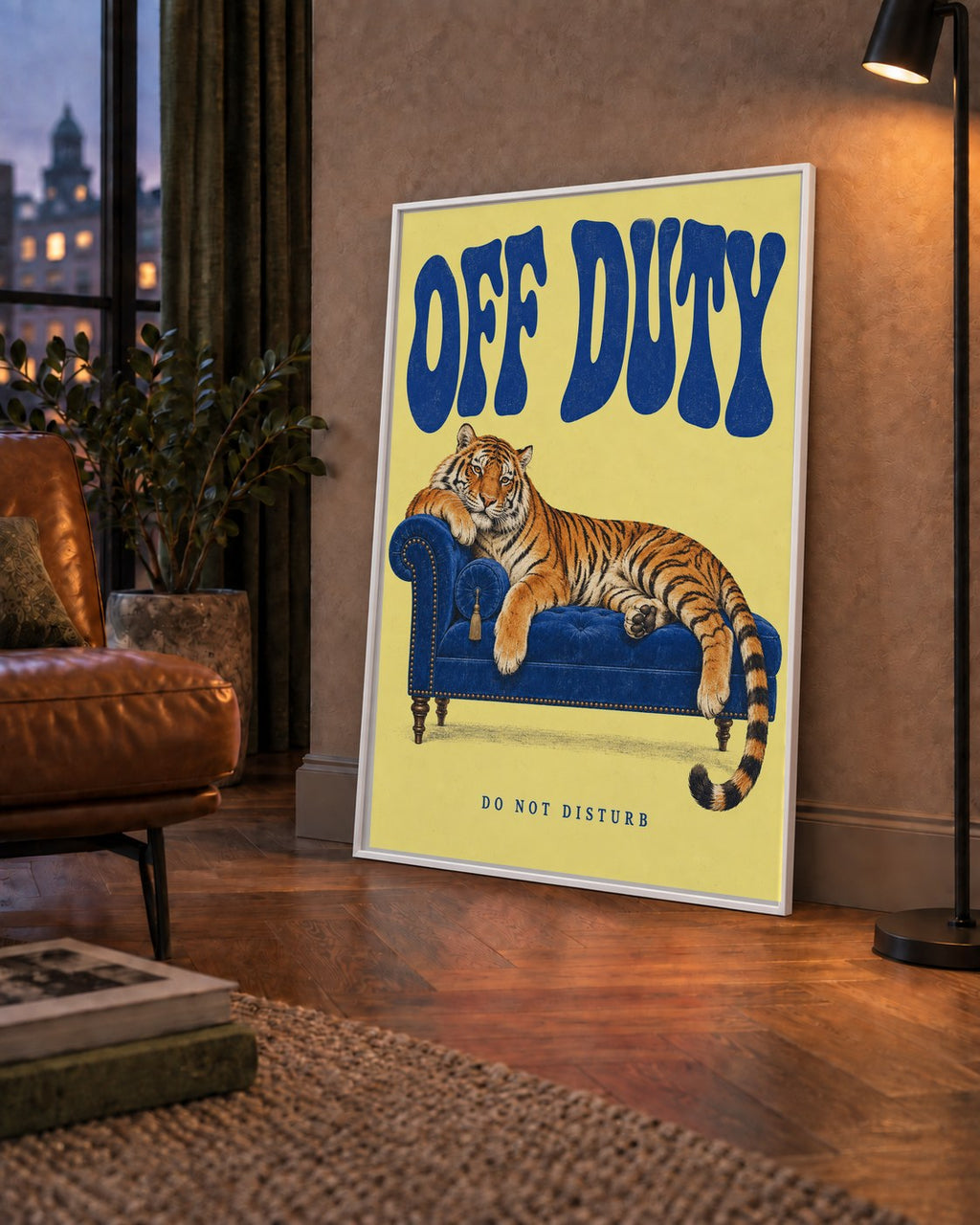 Off Duty Dinlenen Kaplan İllüstrasyonlu Poster — çerçeveli hâliyle bir ev duvarında