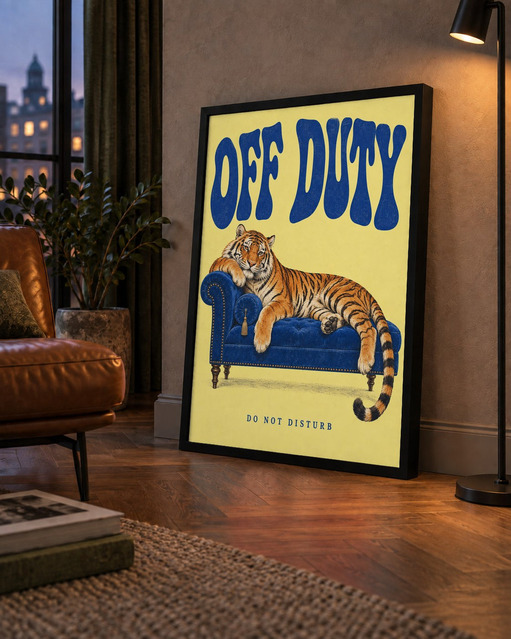 Off Duty Dinlenen Kaplan İllüstrasyonlu Poster — çerçeveli hâliyle bir ev duvarında