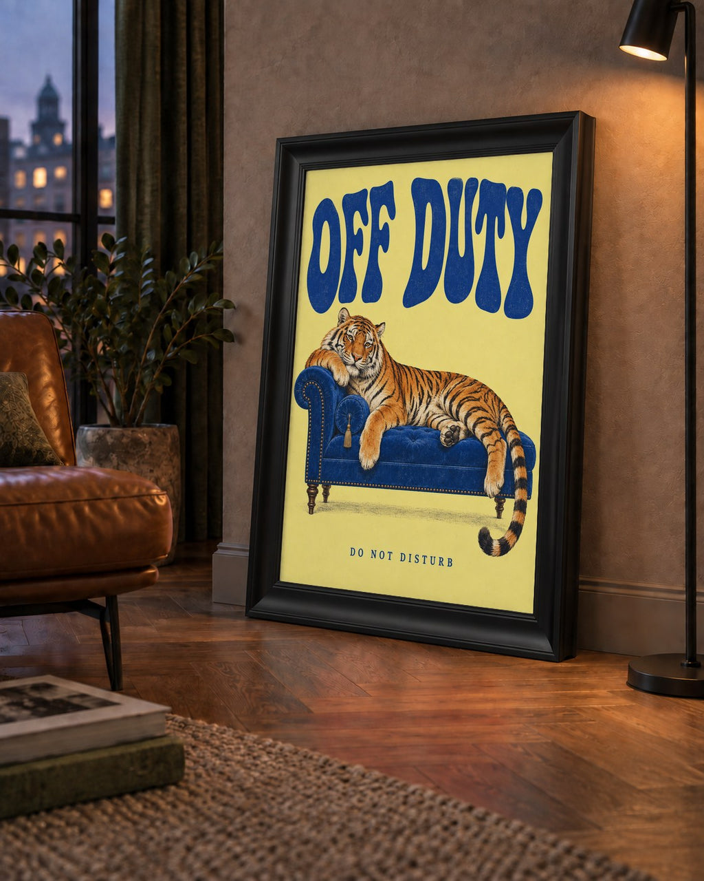 Off Duty Dinlenen Kaplan İllüstrasyonlu Poster — çerçeveli hâliyle bir ev duvarında