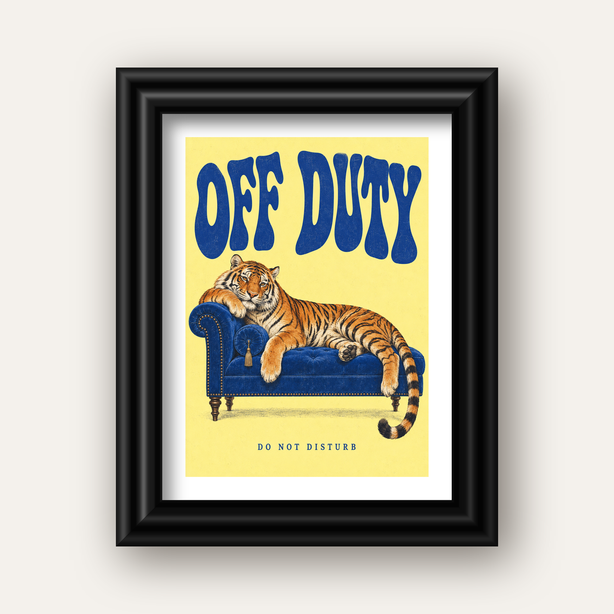 Off Duty Dinlenen Kaplan İllüstrasyonlu Poster — siyah galeri çerçeveli paspartulu