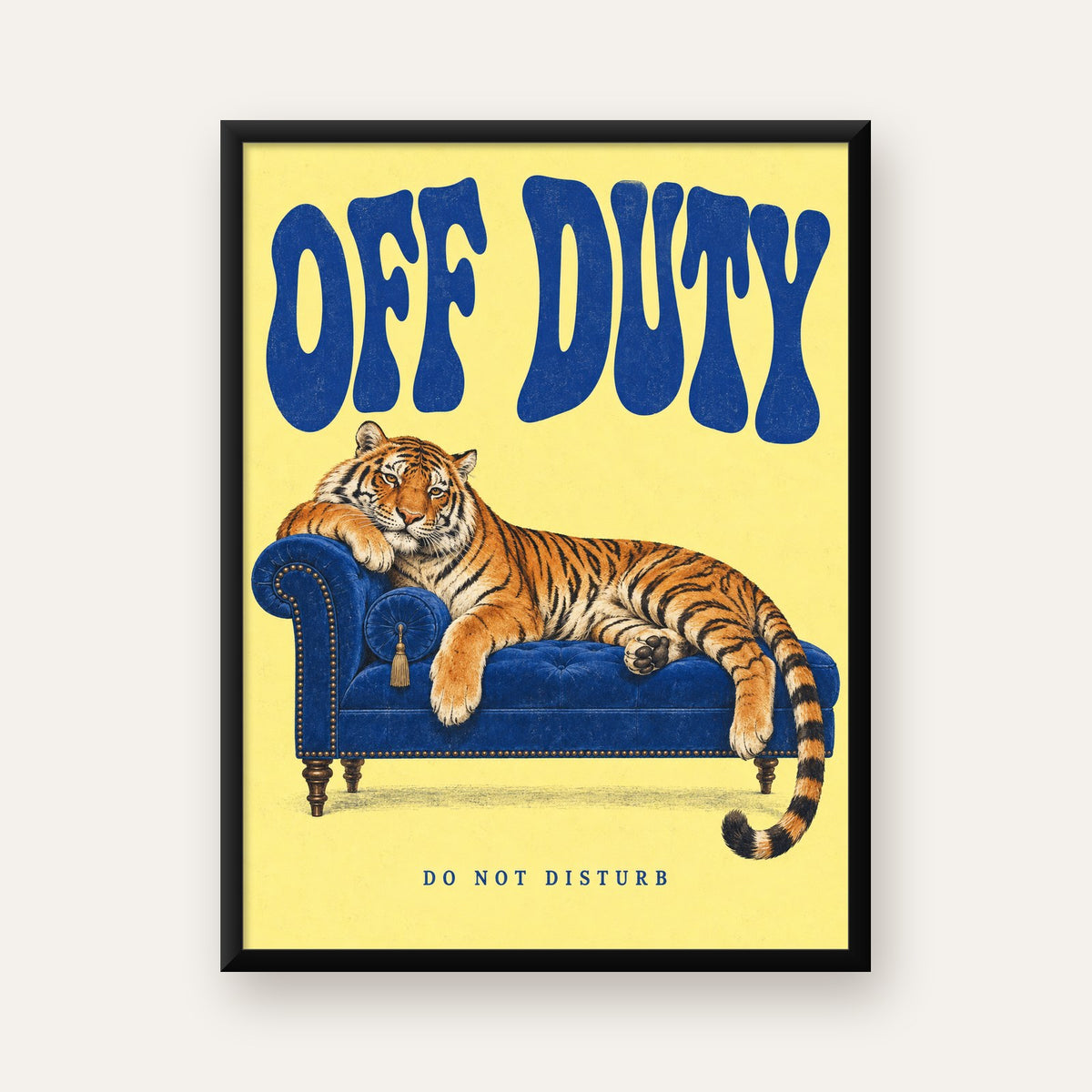 Off Duty Dinlenen Kaplan İllüstrasyonlu Poster — Dikey baskı, düz siyah çerçeveli duvar posteri