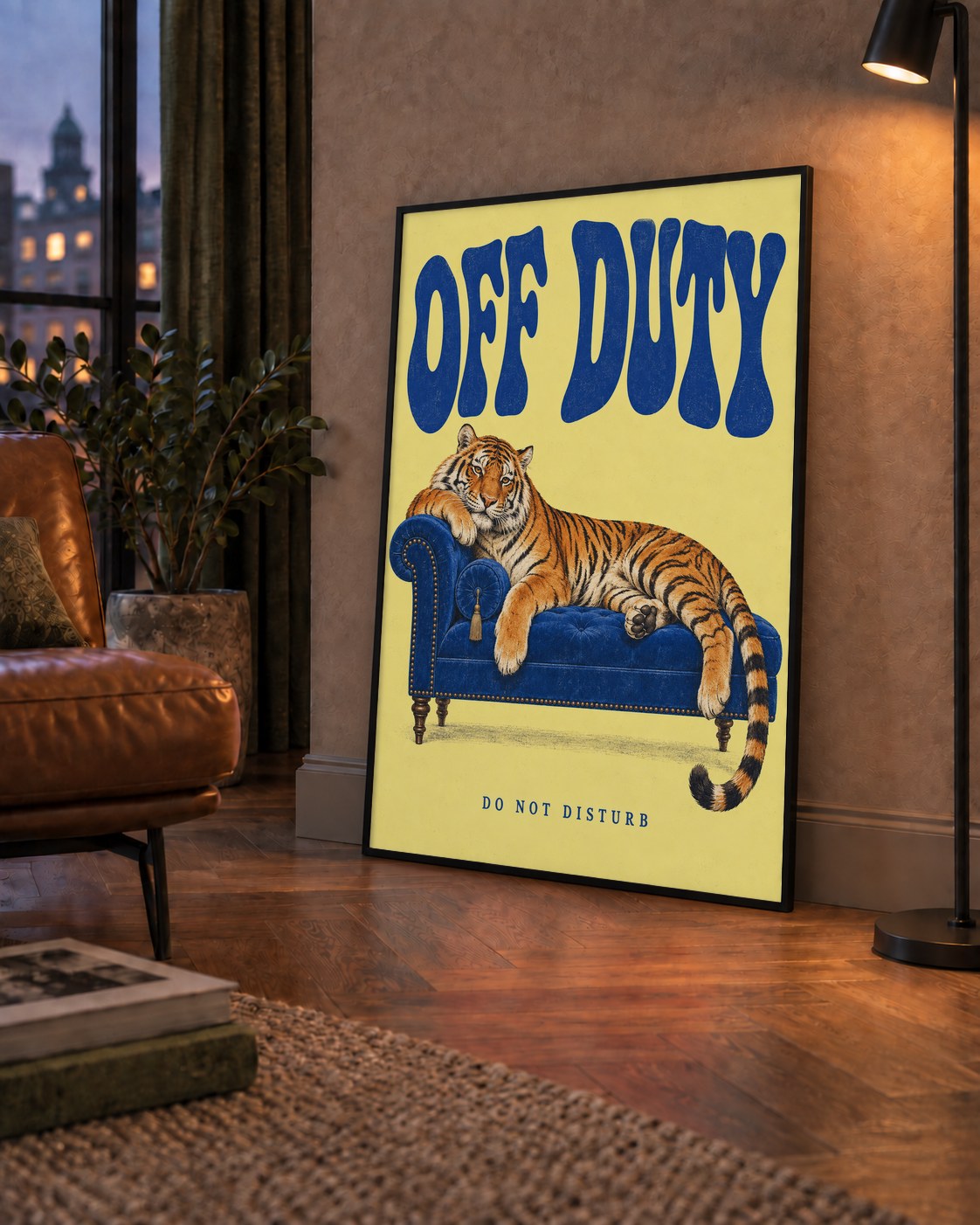 Off Duty Dinlenen Kaplan İllüstrasyonlu Poster — çerçeveli hâliyle bir ev duvarında