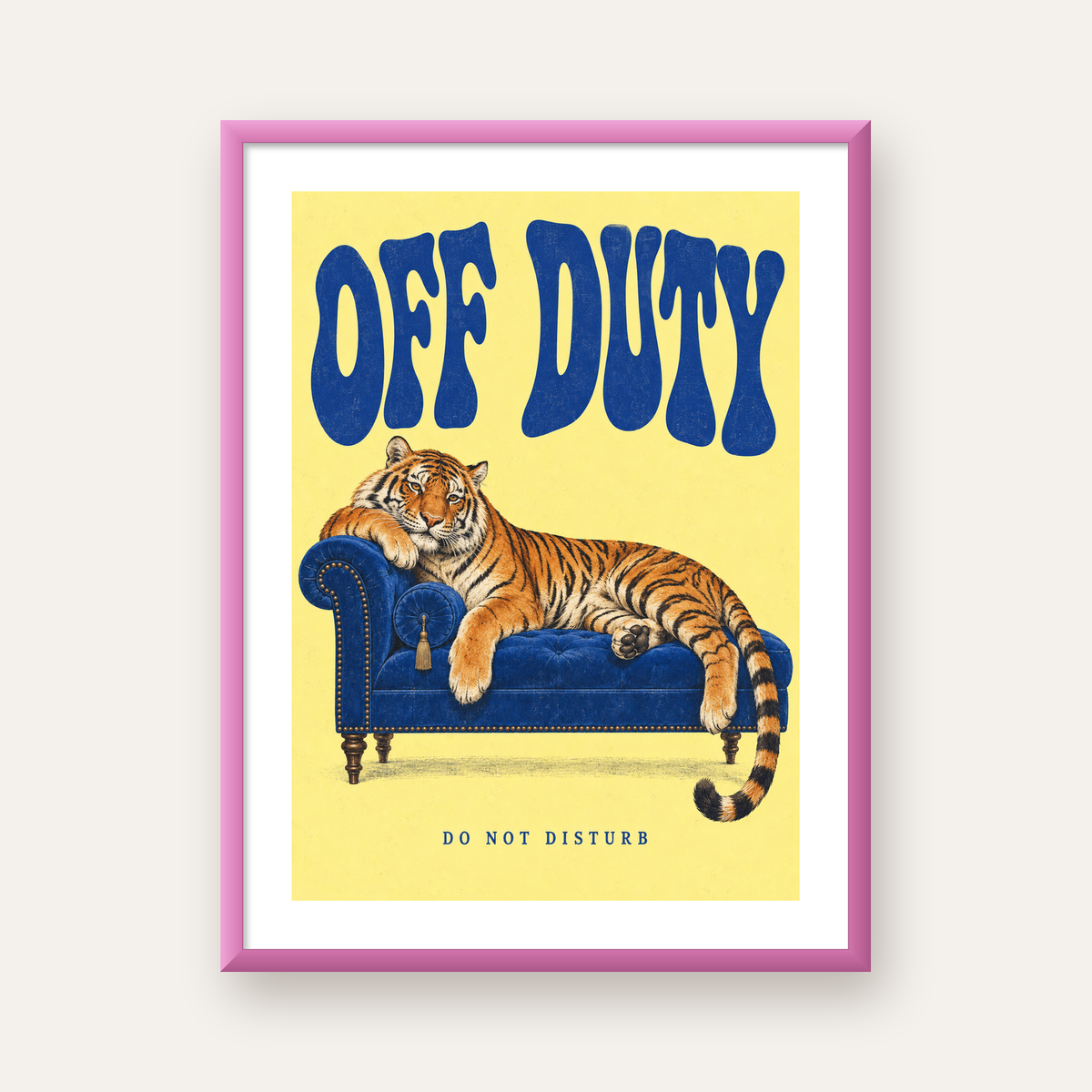 Off Duty Dinlenen Kaplan İllüstrasyonlu Poster — pembe çerçeveli paspartulu