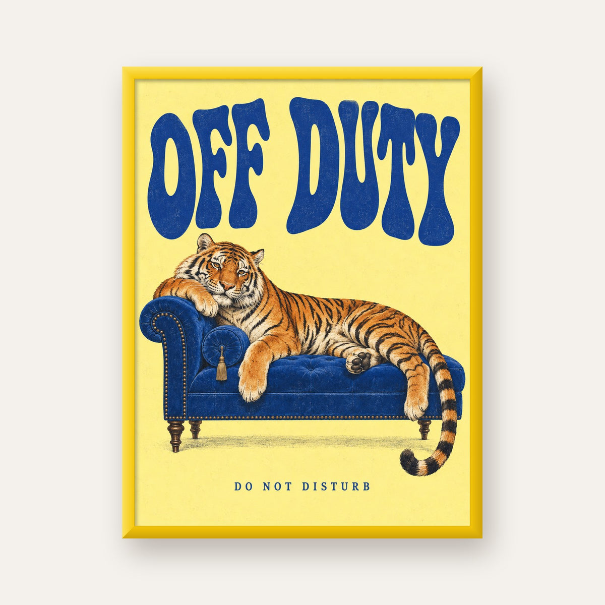 Off Duty Dinlenen Kaplan İllüstrasyonlu Poster — sarı çerçeveli