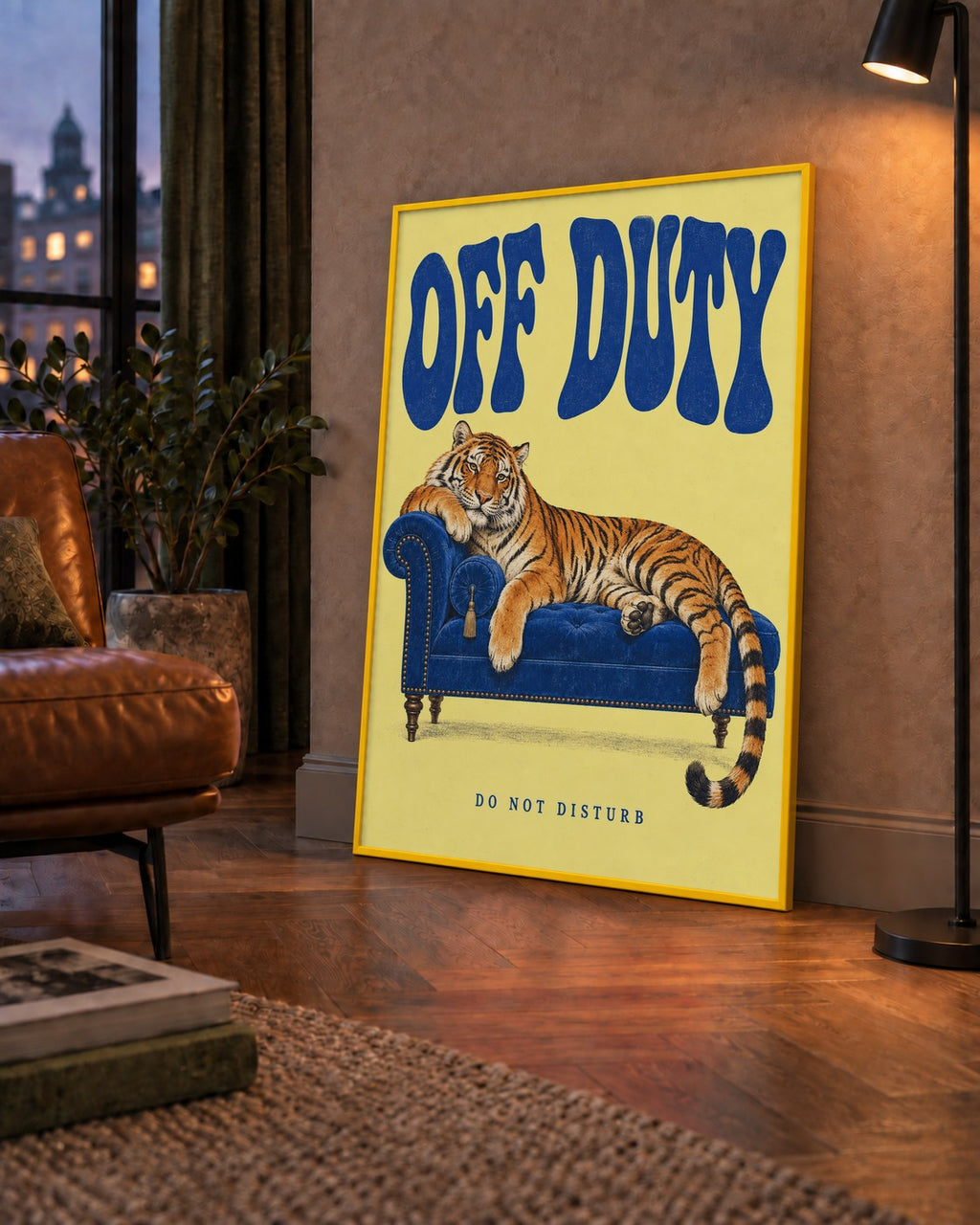 Off Duty Dinlenen Kaplan İllüstrasyonlu Poster — çerçeveli hâliyle bir ev duvarında