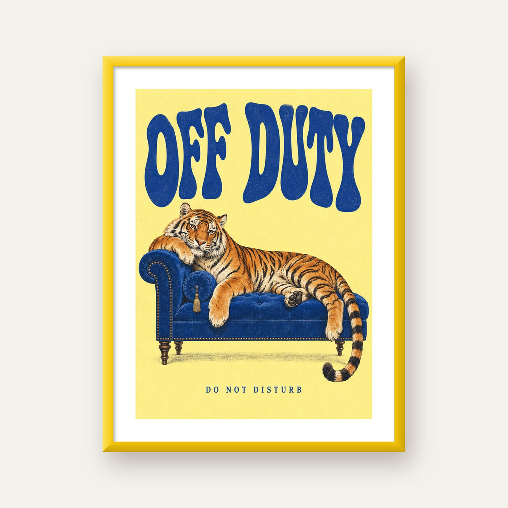 Off Duty Dinlenen Kaplan İllüstrasyonlu Poster — sarı çerçeveli paspartulu