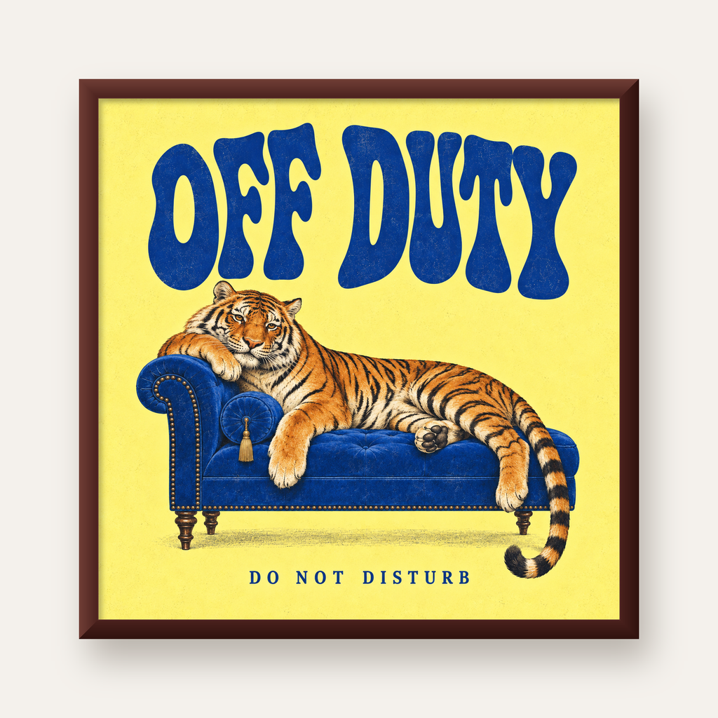 Off Duty Dinlenen Kaplan İllüstrasyonlu Poster — ceviz çerçeveli
