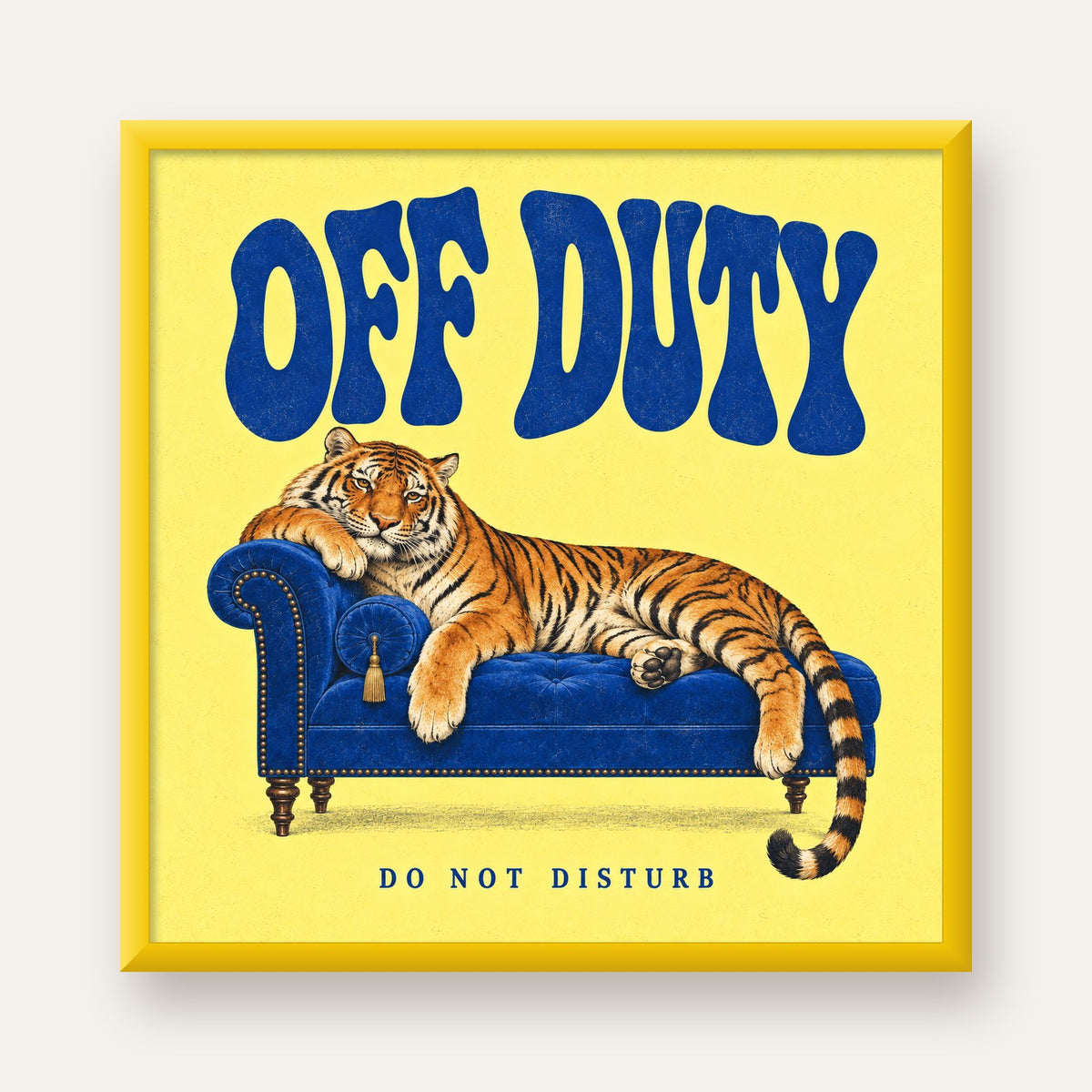 Off Duty Dinlenen Kaplan İllüstrasyonlu Poster — sarı çerçeveli
