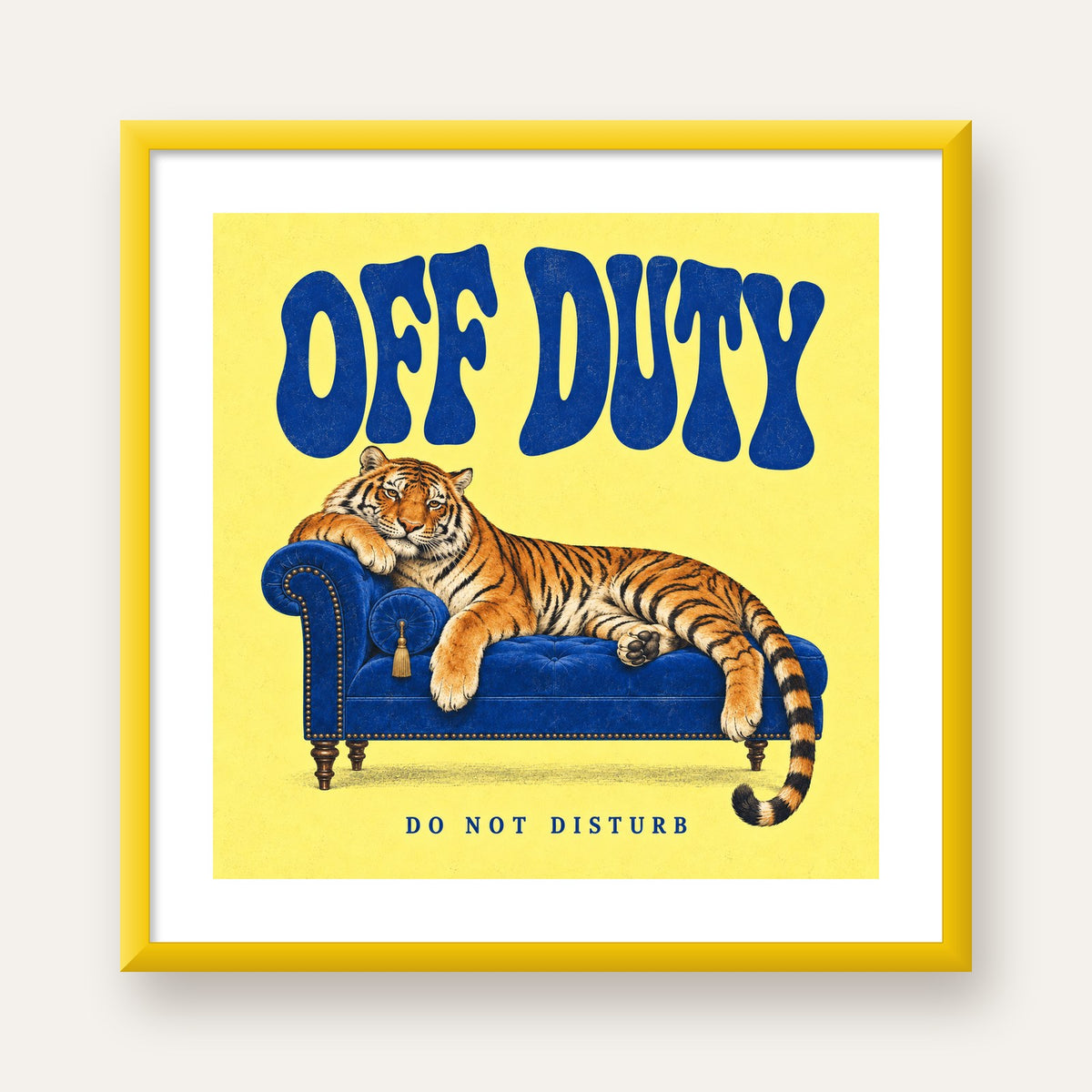 Off Duty Dinlenen Kaplan İllüstrasyonlu Poster — sarı çerçeveli paspartulu