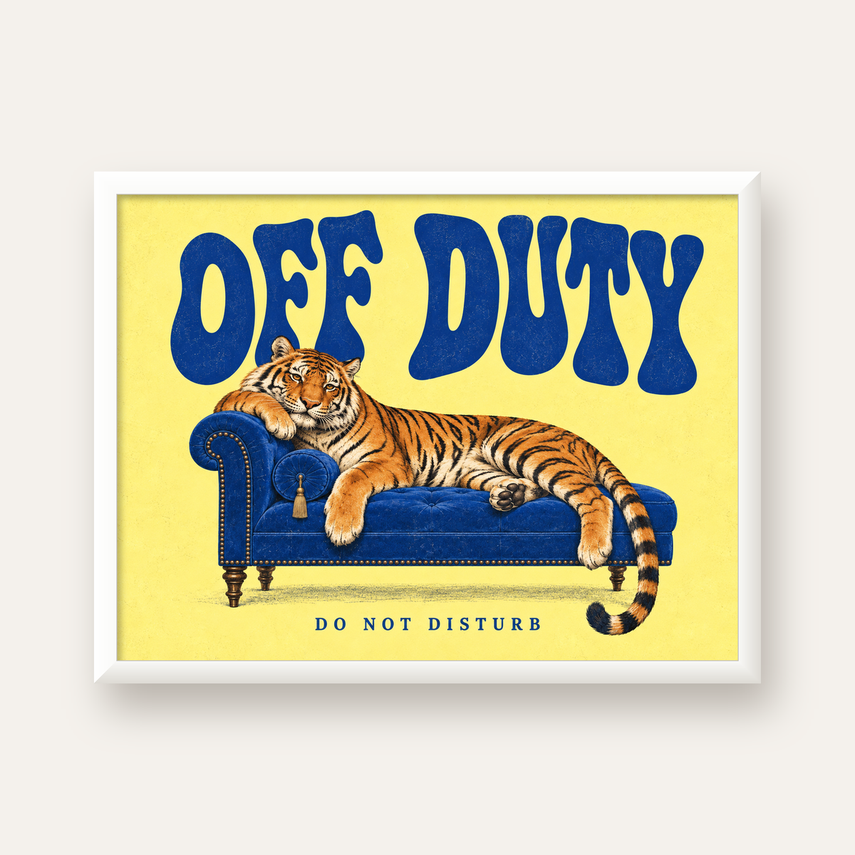 Off Duty Dinlenen Kaplan İllüstrasyonlu Poster — beyaz çerçeveli yatay poster