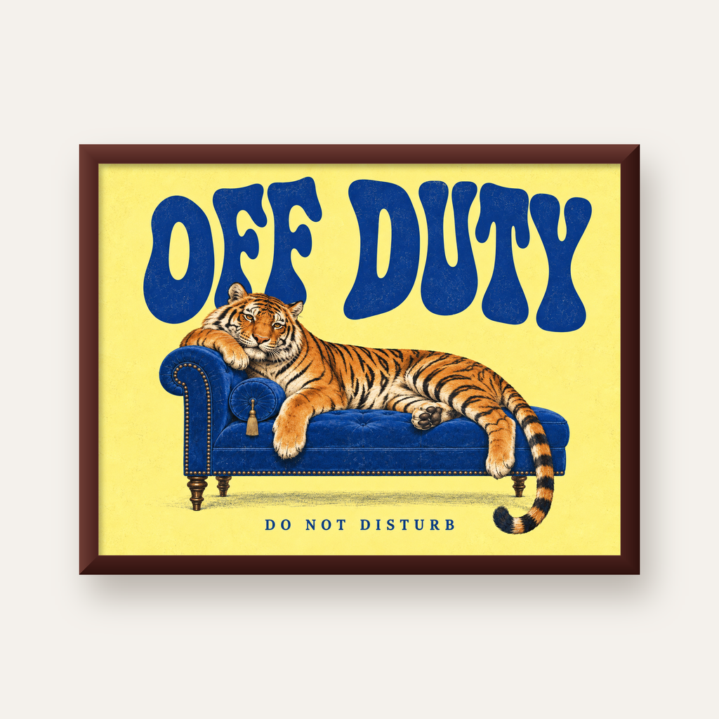 Off Duty Dinlenen Kaplan İllüstrasyonlu Poster — ceviz çerçeveli