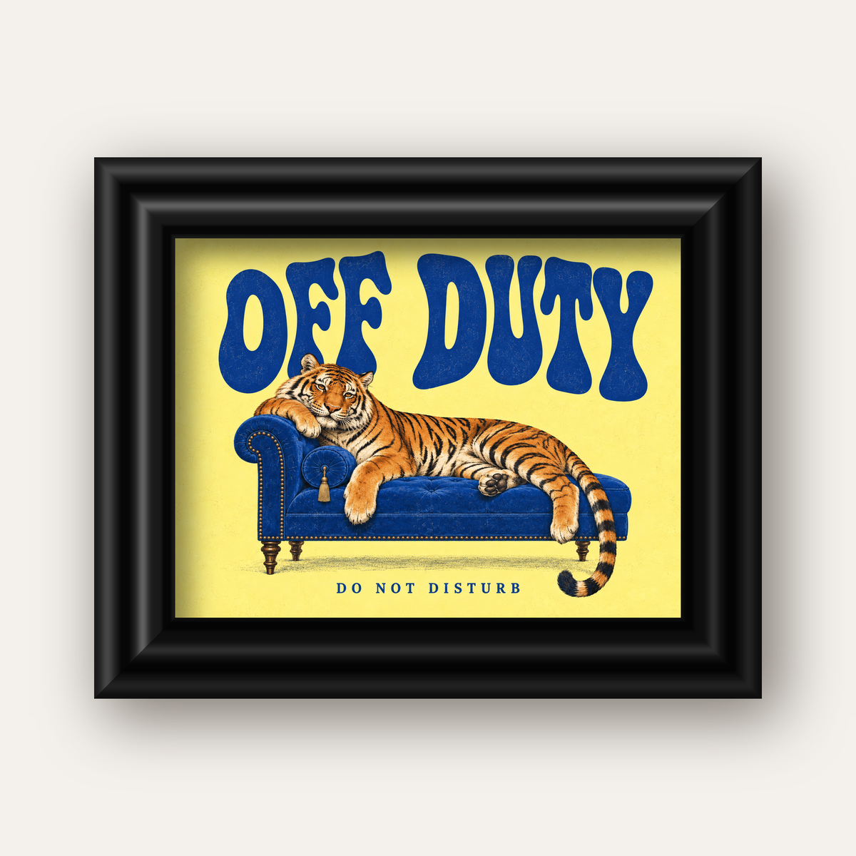 Off Duty Dinlenen Kaplan İllüstrasyonlu Poster — siyah galeri çerçeveli