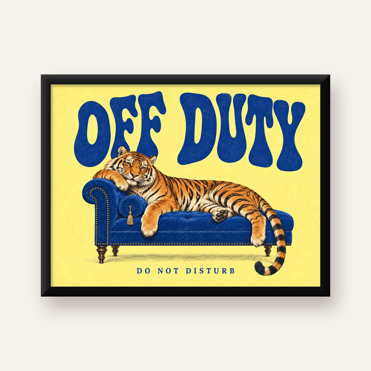 Off Duty Dinlenen Kaplan İllüstrasyonlu Poster — Yatay baskı, düz siyah çerçeveli duvar posteri