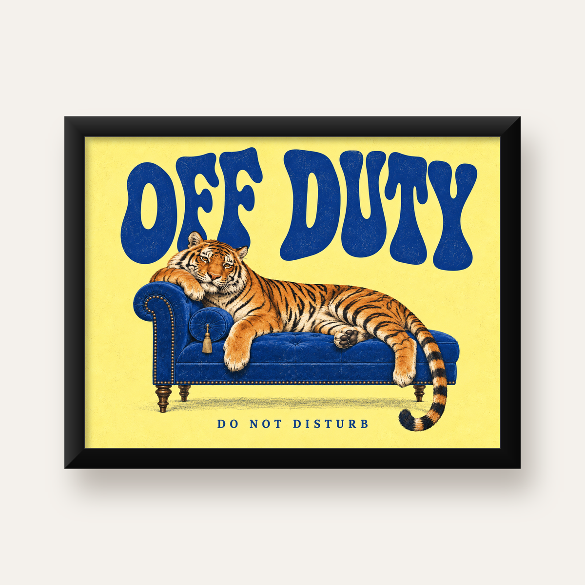 Off Duty Dinlenen Kaplan İllüstrasyonlu Poster — Yatay baskı, düz siyah çerçeveli duvar posteri