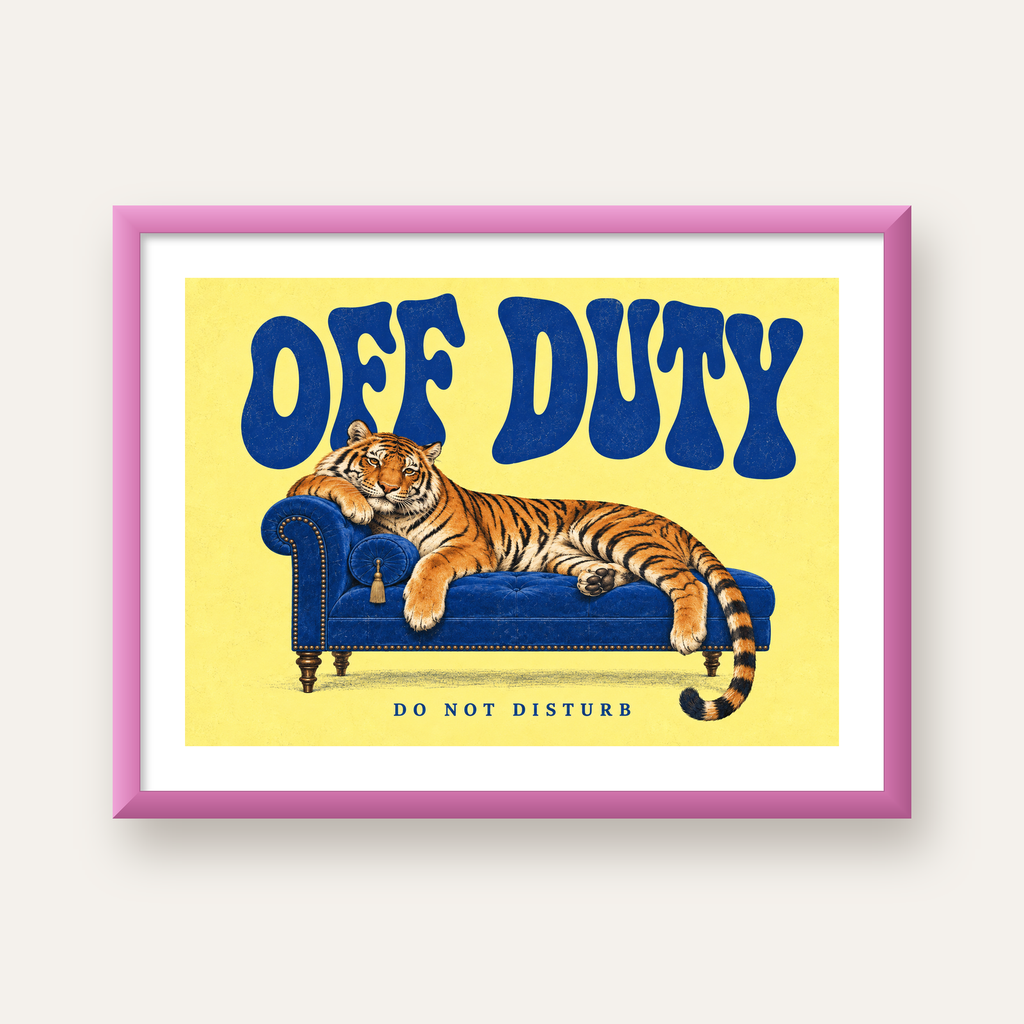 Off Duty Dinlenen Kaplan İllüstrasyonlu Poster — pembe çerçeveli paspartulu