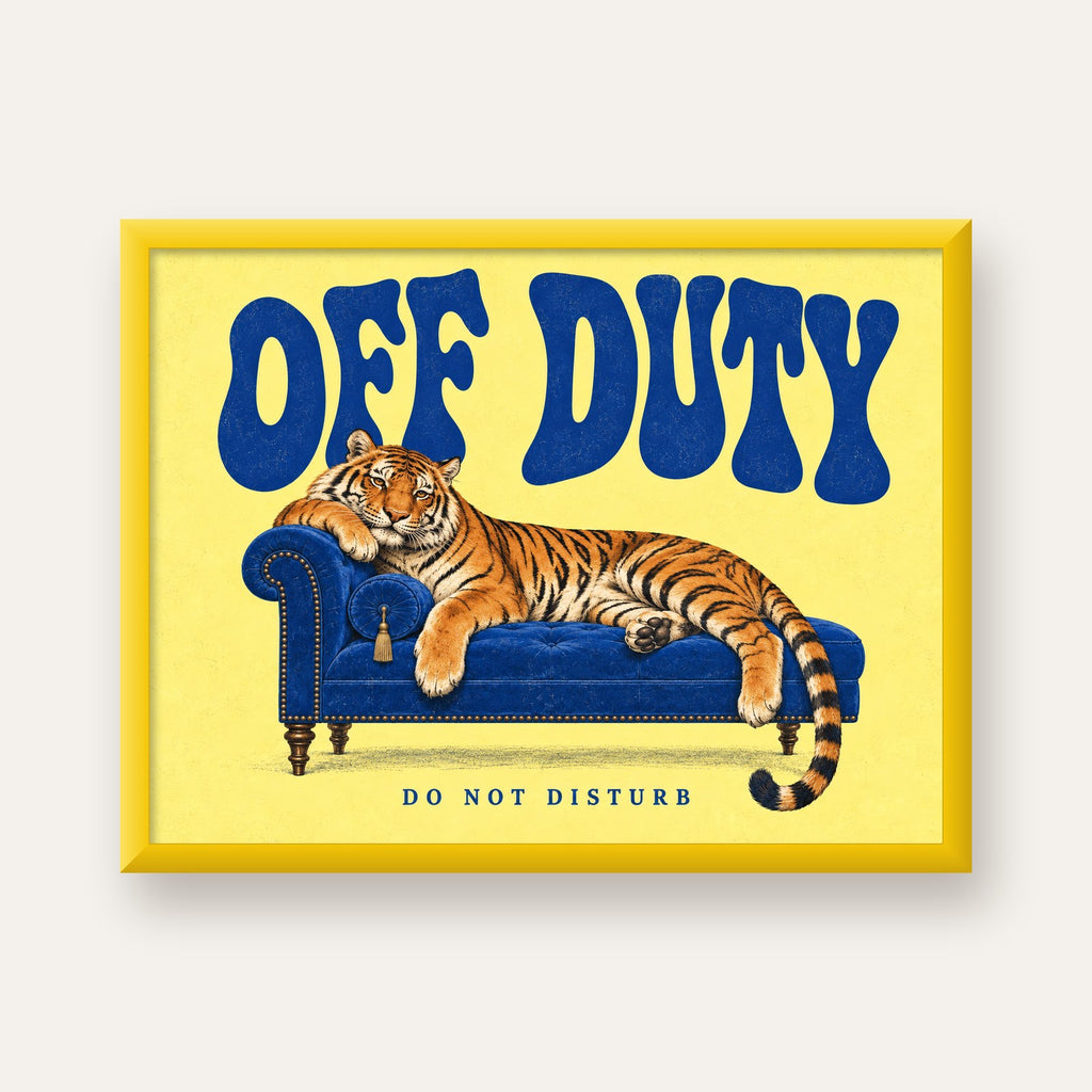 Off Duty Dinlenen Kaplan İllüstrasyonlu Poster — sarı çerçeveli