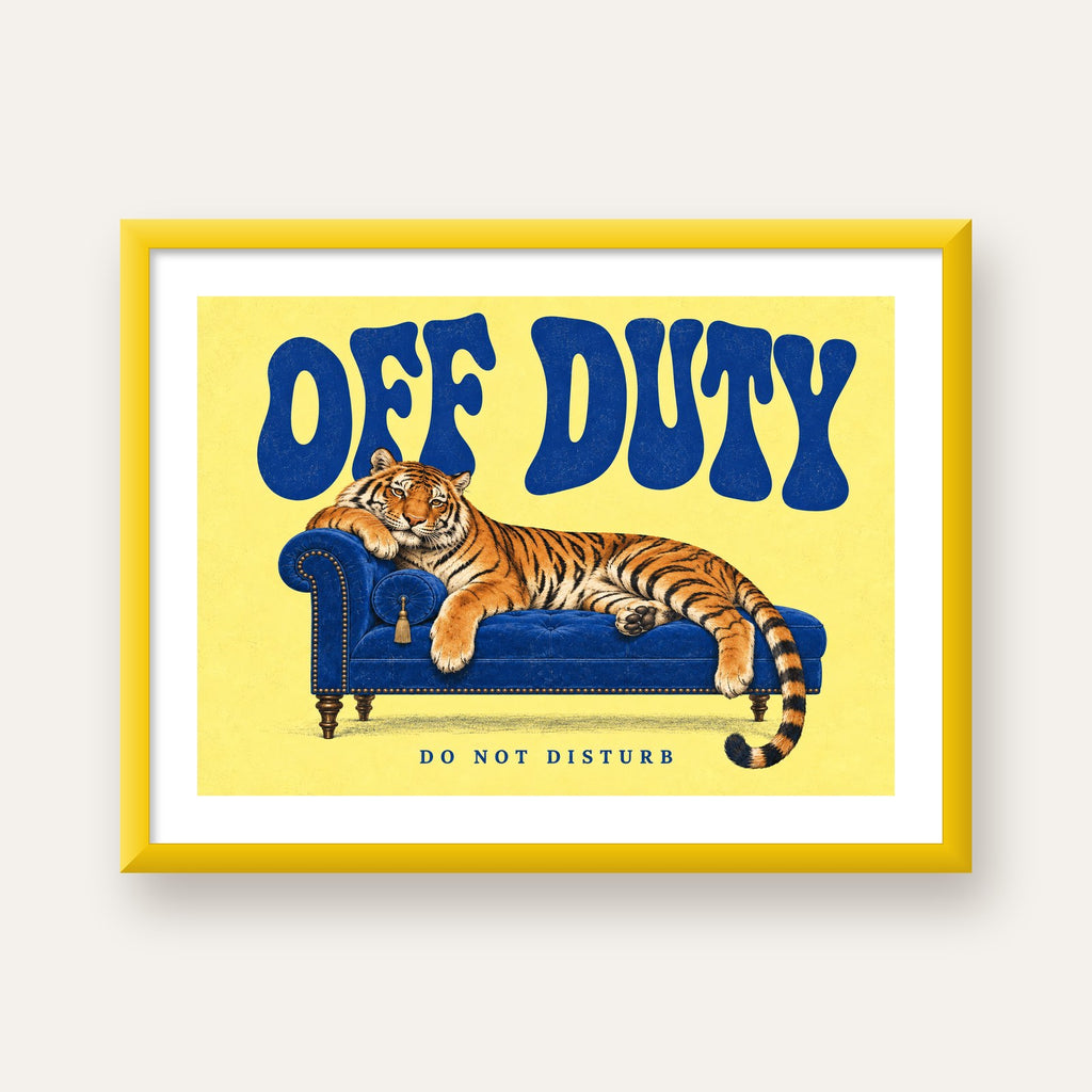 Off Duty Dinlenen Kaplan İllüstrasyonlu Poster — sarı çerçeveli paspartulu