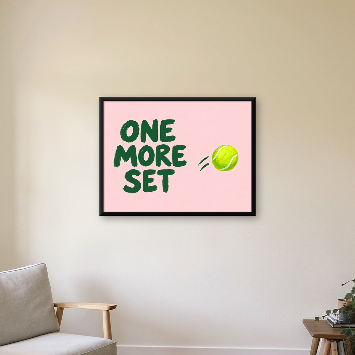ONE MORE SET Motivasyon Tenis Posteri – Modern Duvar Dekoru — Yatay baskı, çerçeveli hâliyle bir ev duvarında