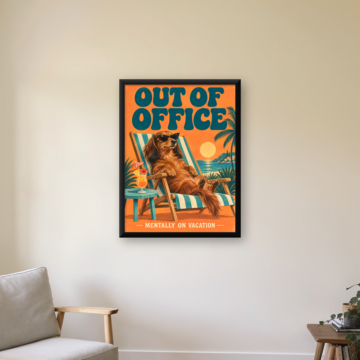Retro Tatilci Köpek Poster – Plajda 'Out of Office' Dekoru — Dikey baskı, çerçeveli hâliyle bir ev duvarında