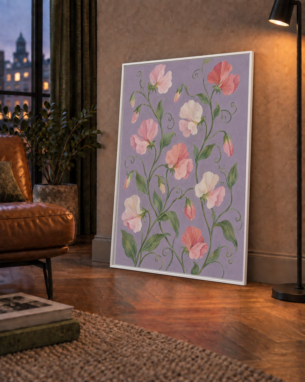 Mor Zeminde Pastel Suluboya Çiçek Desenli Poster — çerçeveli hâliyle bir ev duvarında