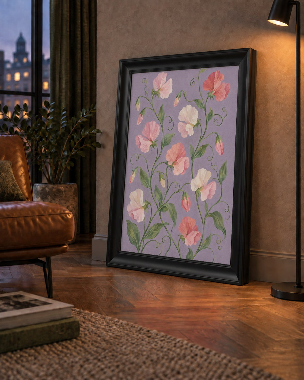 Mor Zeminde Pastel Suluboya Çiçek Desenli Poster — çerçeveli hâliyle bir ev duvarında