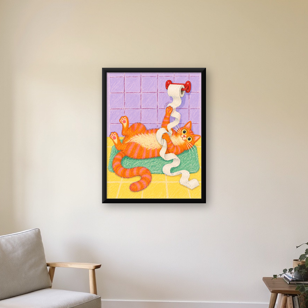 Turuncu Kedi ve Tuvalet Kağıdı Poster – Renkli Eğlenceli Dekor — Dikey baskı, çerçeveli hâliyle bir ev duvarında