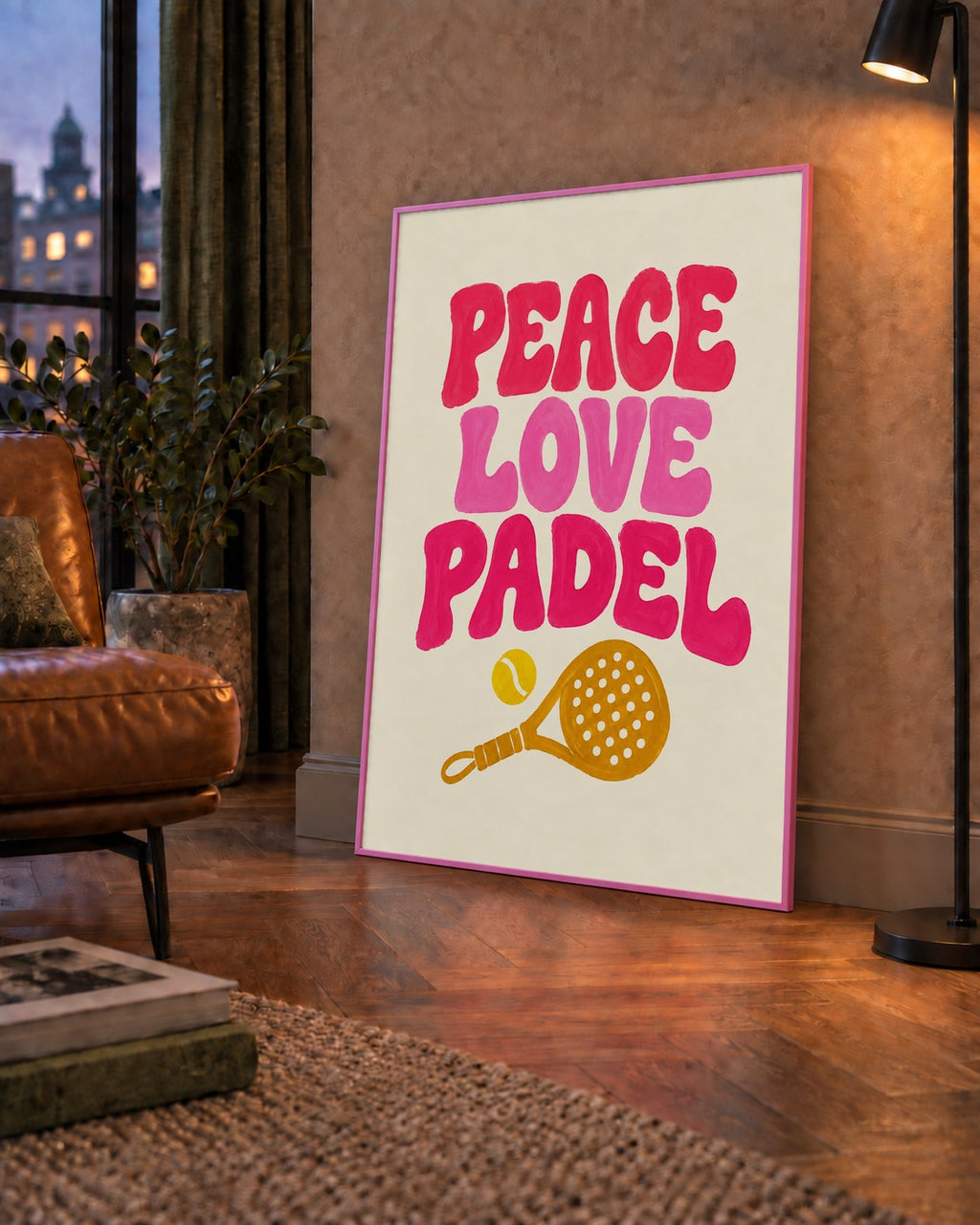 Peace Love Padel Poster – Eğlenceli Padel ve Barış Temalı Duvar Posteri — çerçeveli hâliyle bir ev duvarında